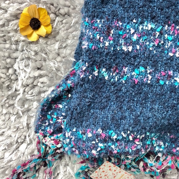 🆕New with tags FREE PEOPLE SNUGGLE TRIANGLE SCARF - Picture 8 of 9